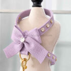 Vista lateral de arnés de piel color lavanda para perros con lazo decorativo y cristales Swarovski®