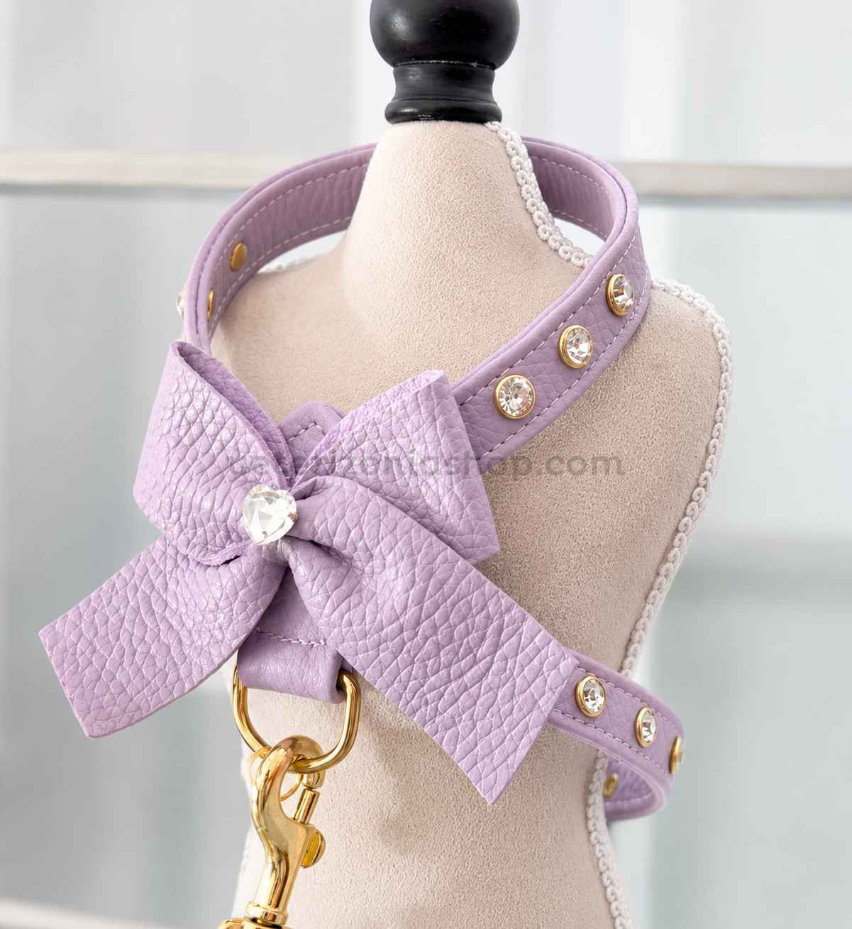Vista lateral de arnés de piel color lavanda para perros con lazo decorativo y cristales Swarovski®