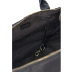 Interior del bolso transportín negro con gancho de seguridad para sujetar el arnés de la mascota.
