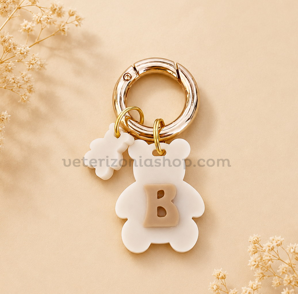 chapa-identificativa-inicial-perros-osito-beige.webp Chapa identificativa personalizada con inicial para perros modelo osito beige con nombre y teléfono grabados