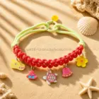 Collar con charms para perros modelo Coral decorativo ajustable para perros pequeños sobre fondo arena