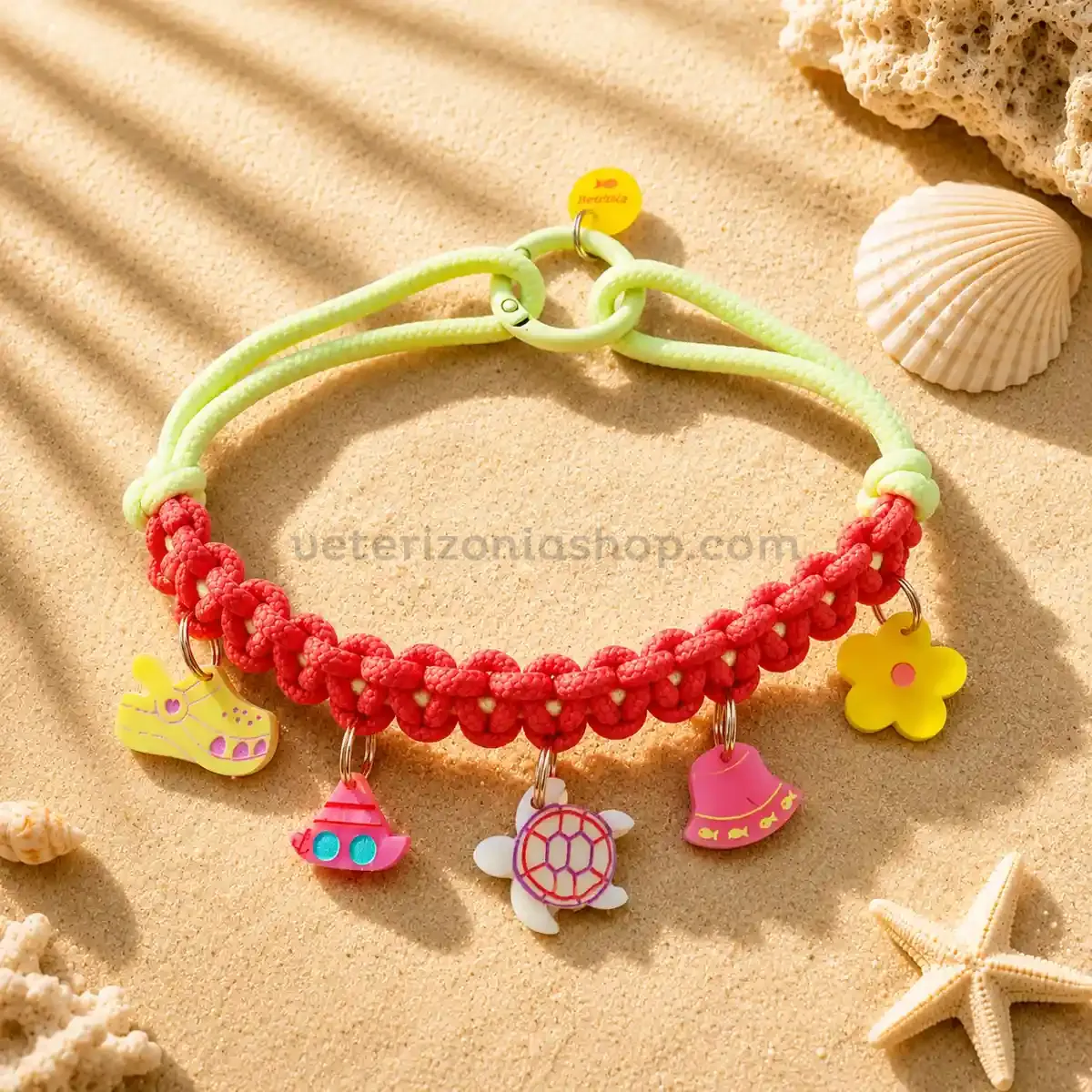 Collar con charms para perros modelo Coral decorativo ajustable para perros pequeños sobre fondo arena