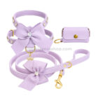 Conjunto de arnés, correa y portabolsas de piel color lavanda para perros con lazo y cristales Swarovski®