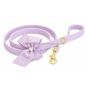 Correa de piel color lavanda para perros con lazo decorativo y cristal Swarovski® sobre fondo blanco