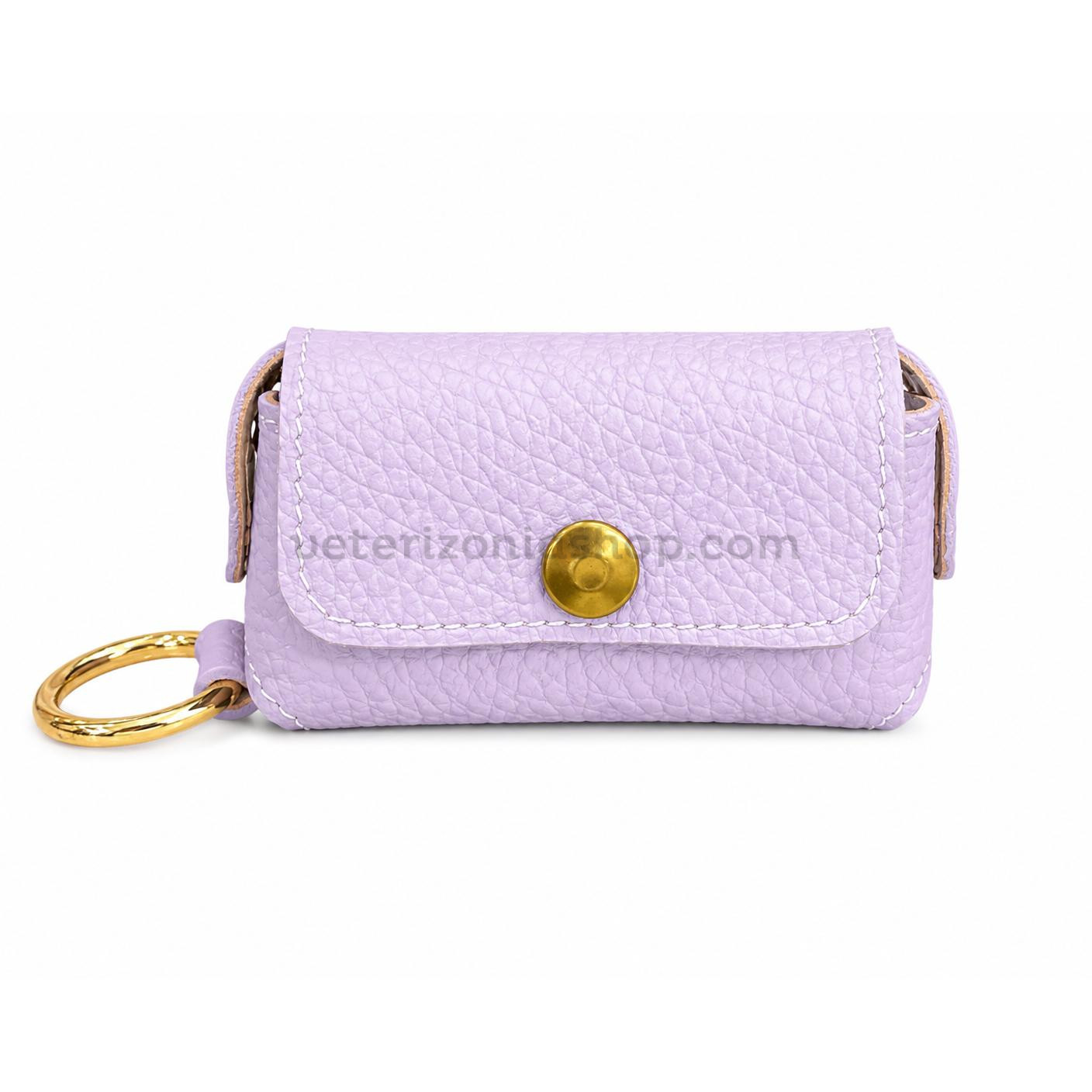 portabolsas-piel-perros-lavanda Portabolsas de piel color lavanda para perros con herrajes dorados sobre fondo blanco