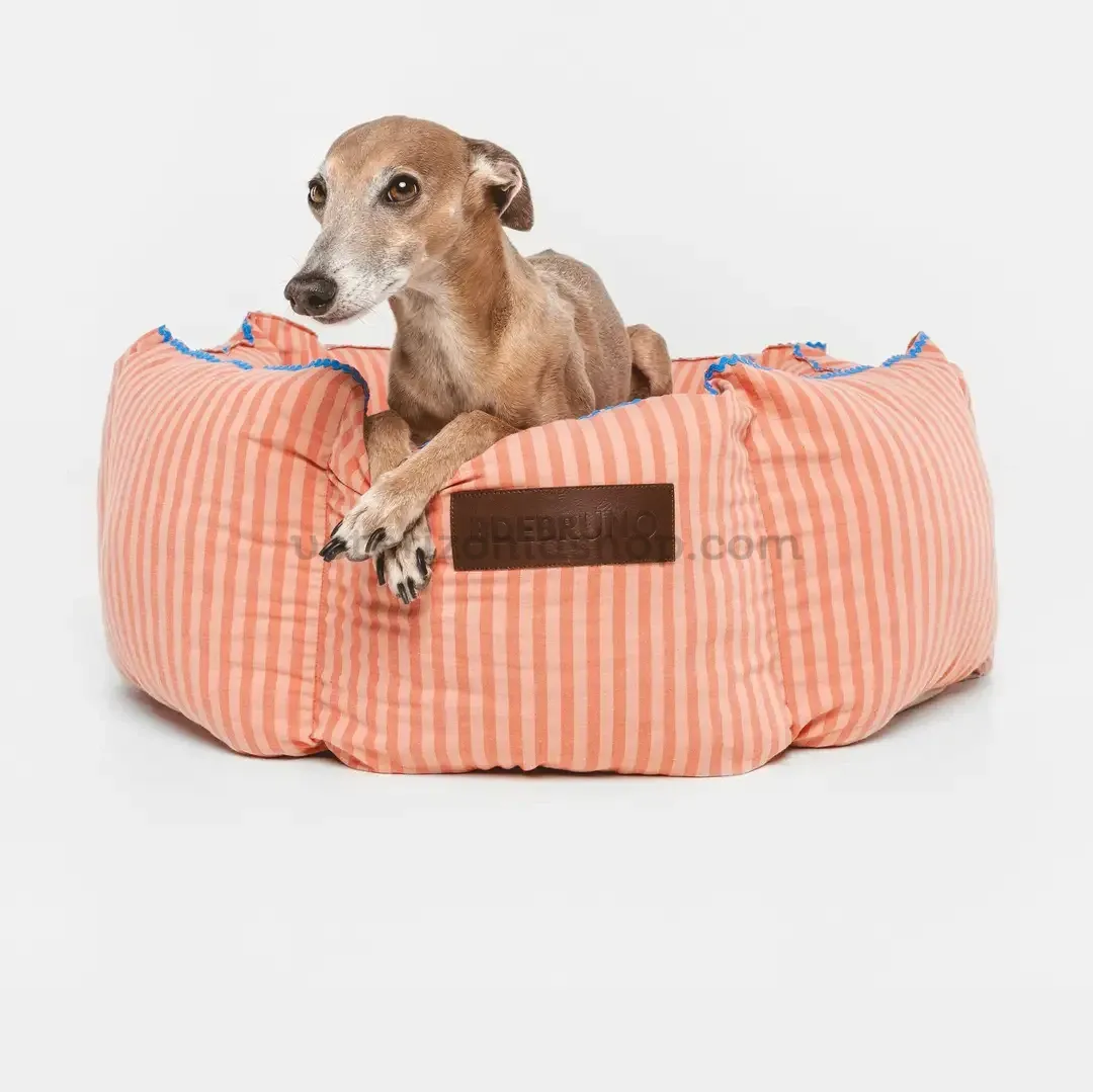 Perro descansando en cama Cupcake desenfundable de algodón con rayas coral.