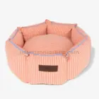 Cama Cupcake para perros desenfundable de algodón con rayas coral y ribete azul.
