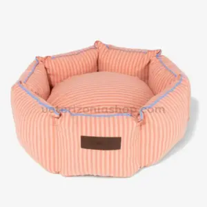 Cama Cupcake para perros desenfundable de algodón con rayas coral y ribete azul.