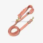 Correa multiposición para perros rayas coral con ondulina decorativa y mosquetones metálicos dorados.