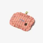 Porta bolsas para perro rayas coral con apertura frontal para extraer bolsas higiénicas fácilmente.