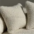 Detalle del tejido bouclé crema de cama sofá redonda para perros