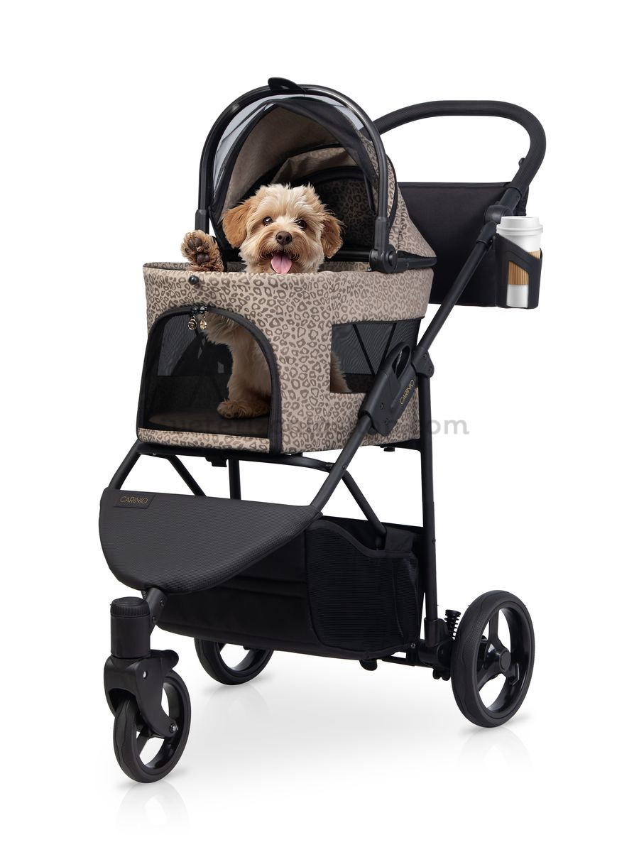 Perro pequeño en el carrito LEO Desert con capota abierta