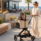 Carrito para perros y gatos Urban Luxe Beige en paseo junto al mar