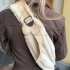 Bandolera Fluffy Crema para transportar perro pequeño durante el paseo