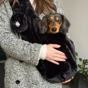 Bandolera para perro pequeño Fluffy Negra ajustable en uso