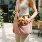 Bandolera rosa para transportar perro pequeño cómodamente
