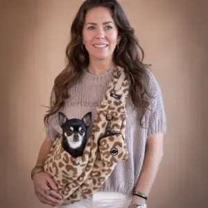 Bandolera para perro pequeño Teddy Leopardo Crema ajustable en uso