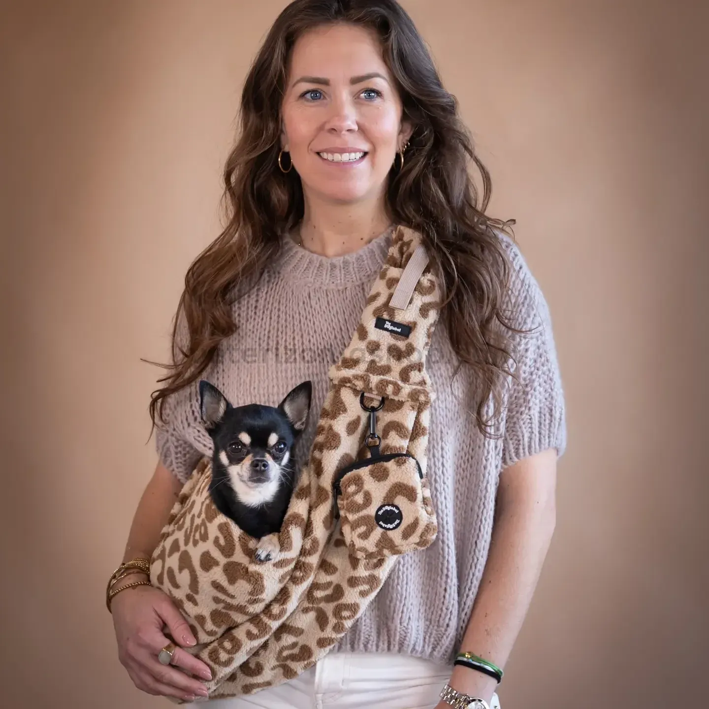 bandolera-perro-pequeno-teddy-leopardo-crema-en-uso Bandolera para perro pequeño Teddy Leopardo Crema ajustable en uso