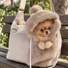 Bolso transportín para perro pequeño beige con manta extraíble en uso