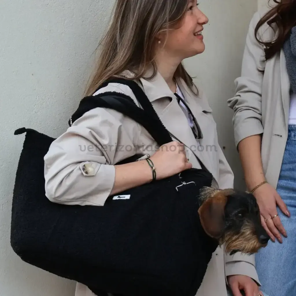 Perro en el bolso transportín Teddy Negro, llevado al hombro