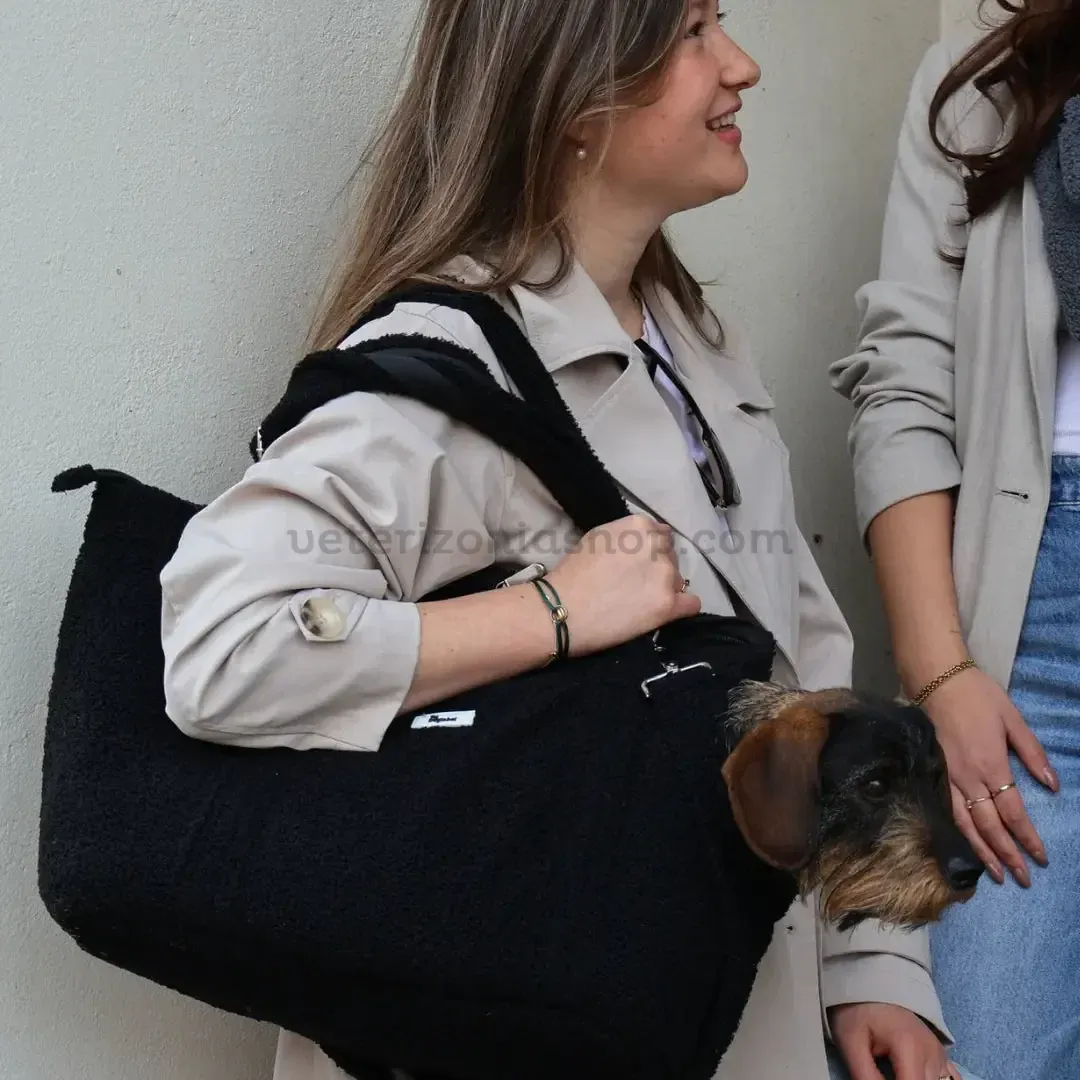 Bolso transportín Teddy Negro para perro pequeño en uso