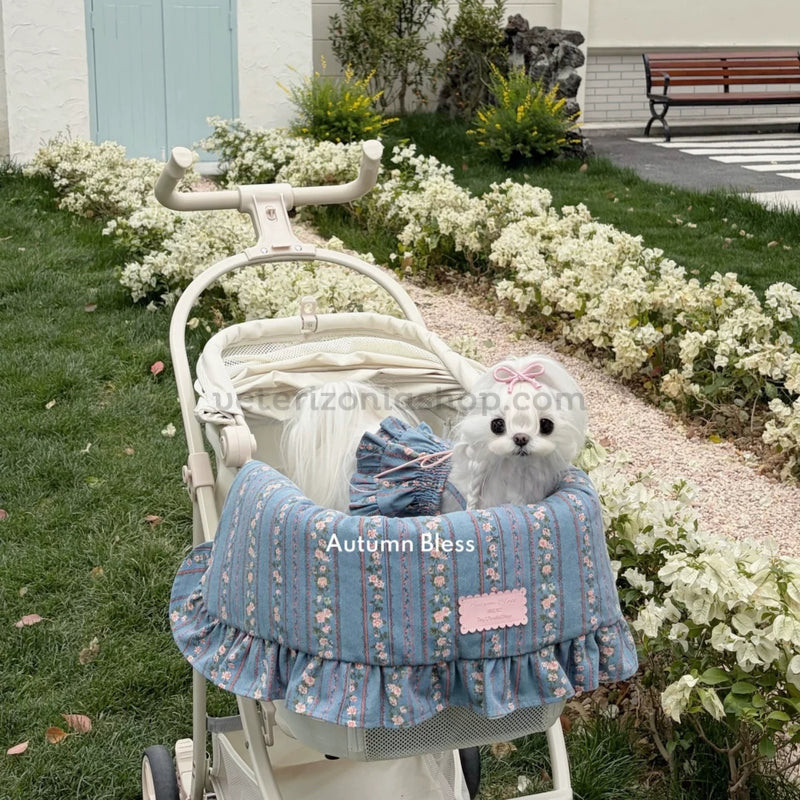 protector-frontal-denim-azul-claro-autumn-bless Protector frontal denim azul claro Autumn Bless con flores y volante colocado en un carrito