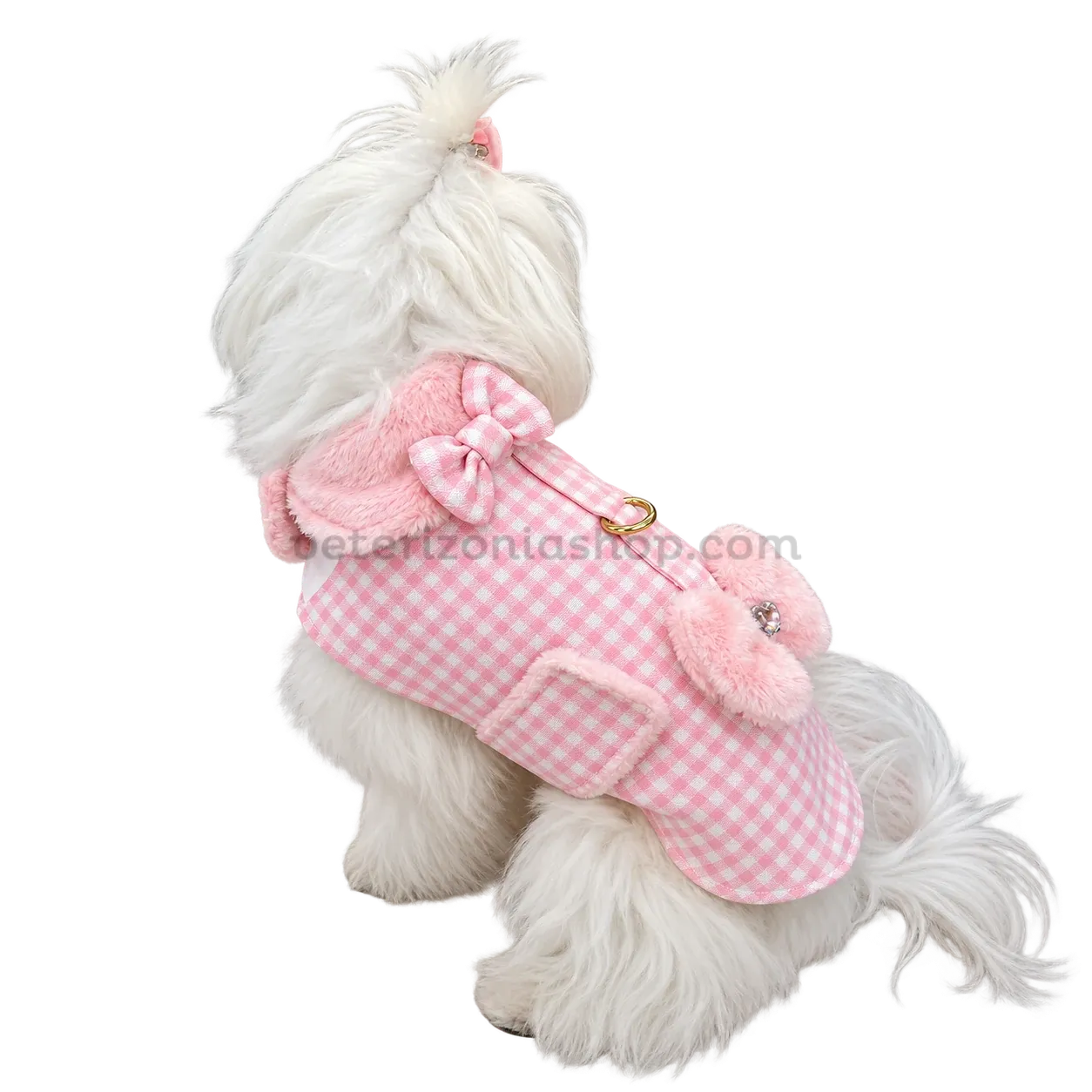 Perro de pelo blanco con abrigo arnés Vichy rosa, visto de espaldas para mostrar cómo queda puesto.