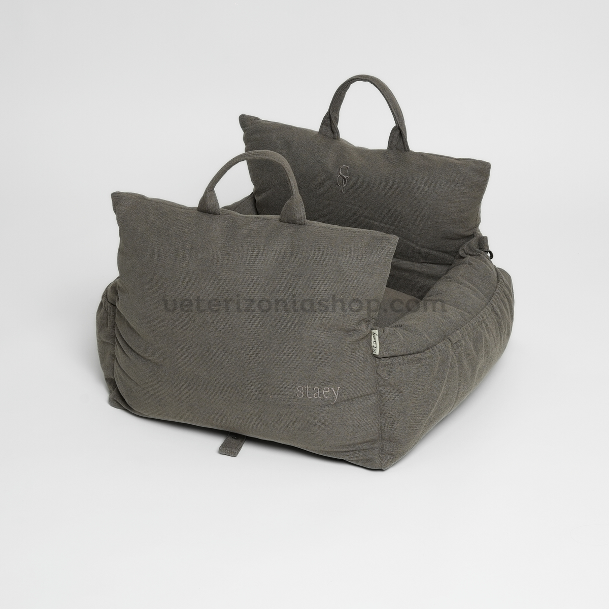 Asiento de coche para perros Staey Lara Taupe 2.0 - vista principal Asiento de coche para perros Staey Lara Taupe 2.0 con bordes acolchados y asas, sobre fondo claro
