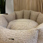 Detalle del tejido Teddy de rizo grande y cojín de la cama Shell beige