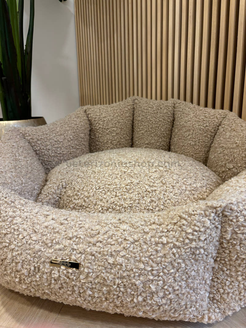 Detalle del tejido Teddy de rizo grande y cojín de la cama Shell beige