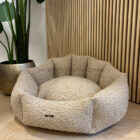 Cama Teddy Shell beige de rizo grande con respaldo en forma de concha