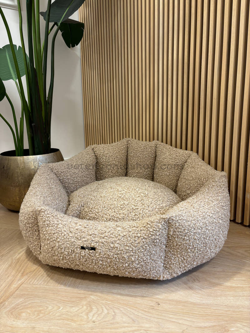 Cama Teddy Shell beige Cama Teddy Shell beige de rizo grande con respaldo en forma de concha