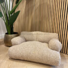 Cama sofá rectangular Teddy beige con respaldo y laterales elevados
