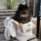 Perro pequeño dentro del bolso transportín Bouclé City